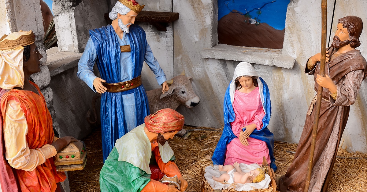 Crèche De Noël En Bois Blanc - Set De 5 Figurines (Sainte Famille + 3 Rois) - Décoration Table Avent 17,5x18,5 Cm