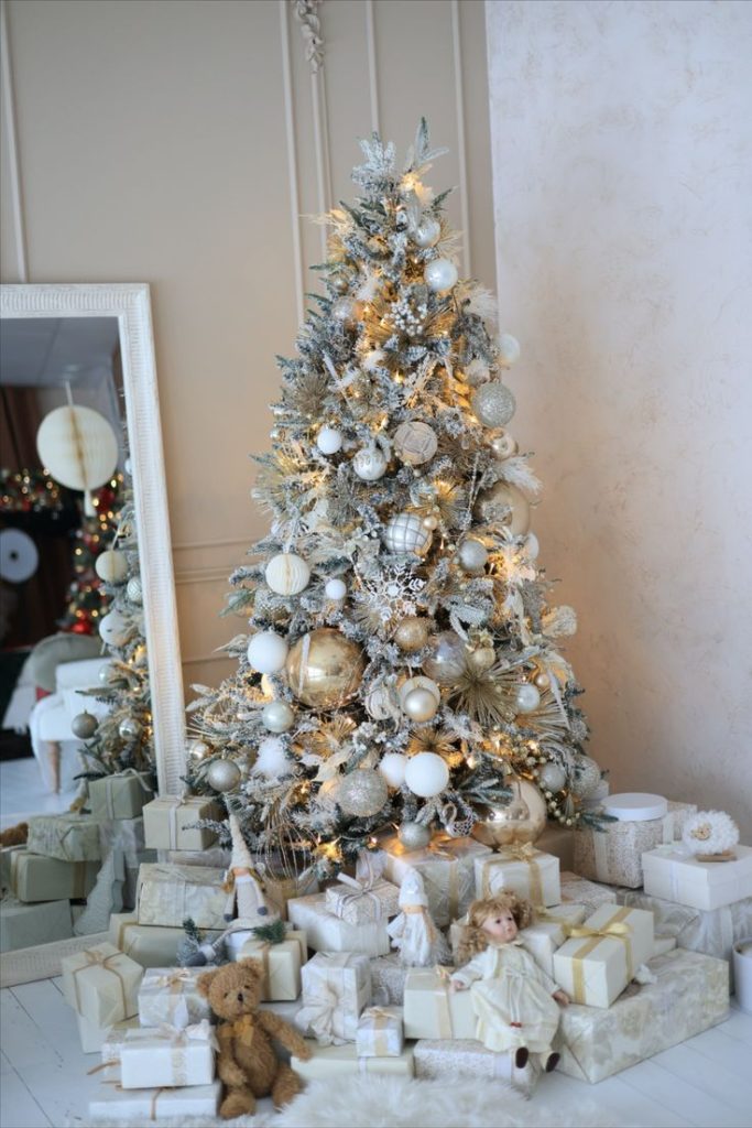 Sapin doré et blanc : bien choisir la décoration en harmonie - Lutin ...