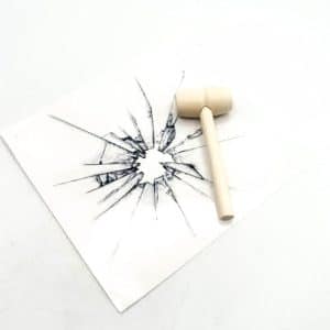 Bêtise du lutin : maillet et vitre brisée